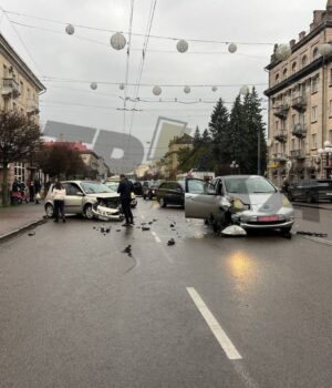 Зіткнулися-renault-та-nissan:-деталі-ДТП-на-Волі-у-Луцьку Зіткнулися-renault-та-nissan:-деталі-ДТП-на-Волі-у-Луцьку