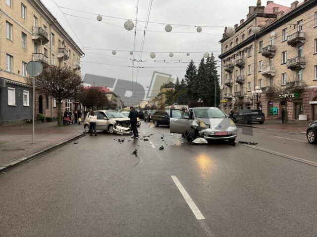 Зіткнулися Renault та Nissan: деталі ДТП на Волі у Луцьку Зіткнулися-renault-та-nissan:-деталі-ДТП-на-Волі-у-Луцьку