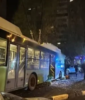 photo_2025_11_17_21_44_03.webp У Харкові тролейбус врізався у зупинку – травмовано водія