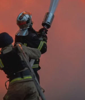 Через-атаку-БпЛА-виникли-пожежі-у-Дніпрі-та-районі-–-ОВА Через-атаку-БпЛА-виникли-пожежі-у-Дніпрі-та-районі-–-ОВА