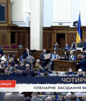 Депутати-заблокували-трибуну-парламенту-з-вимогою-відправити-у-відставку-весь-Кабмін Депутати-заблокували-трибуну-парламенту-з-вимогою-відправити-у-відставку-весь-Кабмін