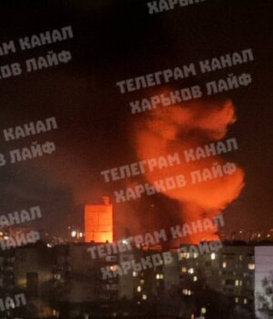 Масований-обстріл-Харкова:-влучання-в-9-поверховий-будинок,-є-постраждалі Масований-обстріл-Харкова:-влучання-в-9-поверховий-будинок,-є-постраждалі