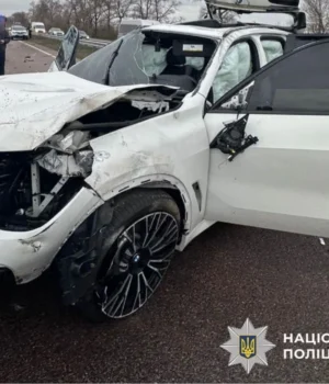 bmw-x5-перекинувся-кілька-разів:-іноземець-з-пасажиром-на-смерть-розбилися-у-ДТП-на-трасі.