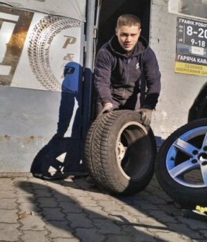 Скільки-коштує-в-Луцьку-заміна-літньої-гуми-на-зимову-та-чи-є-черги-на-шиномонтажах Скільки-коштує-в-Луцьку-заміна-літньої-гуми-на-зимову-та-чи-є-черги-на-шиномонтажах