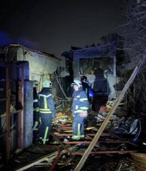Внаслідок-ворожої-атаки-в-Одесі-є-постраждалі:-пошкоджено-житловий-будинок-і-підприємство