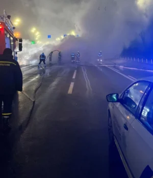 У-Києві-загорілось-авто-на-бульварі-Миколи-Міхновського:-рух-транспорту-до-центру-міста-обмежили