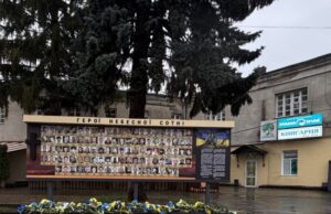 У центрі Луцька перенесли стенд Героїв Небесної Сотні У-центрі-Луцька-перенесли-стенд-Героїв-Небесної-Сотні