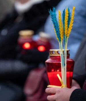 Україна-сьогодні-в-скорботі-вшановує-жертв-голодоморів