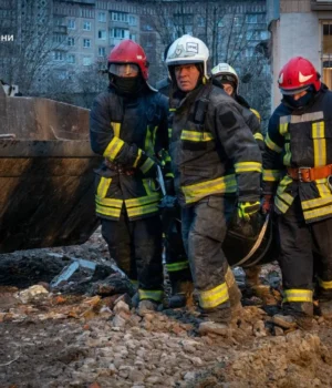 Кількість-жертв-російської-атаки-у-Тернополі-зросла-до-33,-знайшли-тіло-жінки-–-ДСНС