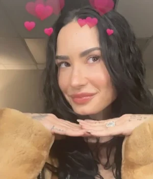 Демі-Ловато-влаштувала-танці-на-яхті-та-розповіла-про-роботу-над-документальним-фільмом