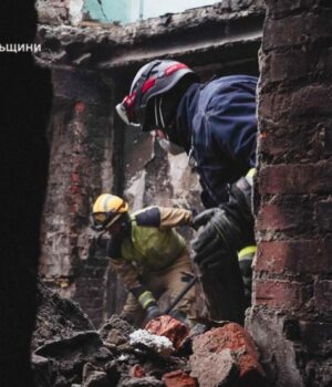 Удар-по-будинку-в-Тернополі:-Росія-вбила-7-річну-громадянку-Польщі-та-її-маму