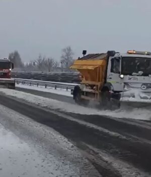 На-волинських-автошляхах-працює-25-одиниць-снігоприбиральної-техніки