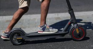 У Луцьку підліток на електросамокаті влетів у Mercedes. Кого покарали У-Луцьку-підліток-на-електросамокаті-влетів-у-mercedes.-Кого-покарали