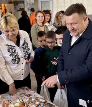 На-благодійному-ярмароку-у-Нововолинському-ліцеї-№2-зібрали-понад-140-тис-грн На-благодійному-ярмароку-у-Нововолинському-ліцеї-№2-зібрали-понад-140-тис-грн