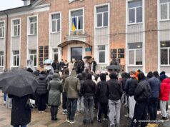 На фасаді Нововолинського ліцею № 4 відкрили ще одну меморіальну дошку На-фасаді-Нововолинського-ліцею-№-4-відкрили-ще-одну-меморіальну-дошку