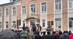 На фасаді Нововолинського ліцею № 4 відкрили ще одну меморіальну дошку На-фасаді-Нововолинського-ліцею-№-4-відкрили-ще-одну-меморіальну-дошку