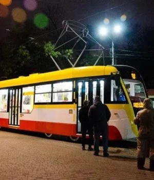 Ворожі-дрони-атакували-Одесу:-у-деяких-районах-зникло-світло,-є-перебої-з-електротранспортом