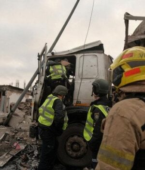 Рятувальники-показали-величезну-вирву-після-удару-по-Києву:-кількість-постраждалих-зросла Рятувальники-показали-величезну-вирву-після-удару-по-Києву:-кількість-постраждалих-зросла