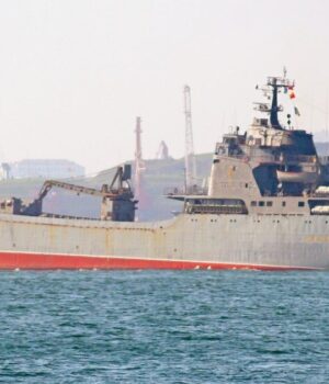 Сили-оборони-уразили-великий-десантний-корабель-«Тапір»-в-порту-Новоросійська