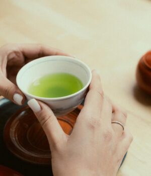 Чому-не-можна-пити-занадто-багато-зеленого-чаю:-названо-6-побічних-ефектів