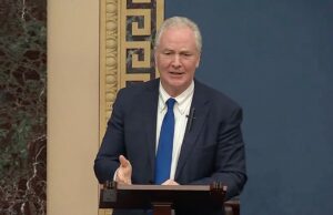 “Мирний план” Трампа підставляє український народ під удар, – сенатор США “Мирний-план”-Трампа-підставляє-український-народ-під-удар,-–-сенатор-США