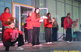 У Луцьку з дитячої вистави стартувала всесвітня акція «16 днів проти насильства». Фото У-Луцьку-з-дитячої-вистави-стартувала-всесвітня-акція-«16-днів-проти-насильства».-Фото