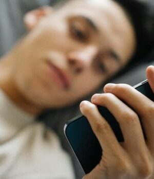 Звичайне-гортання-стрічки-може-руйнувати-мозок:-вчені-оприлюднили-тривожні-дані