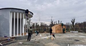 У нововолинському міському парку облаштовують «Різдвяне містечко» У-нововолинському-міському-парку-облаштовують-«Різдвяне-містечко»