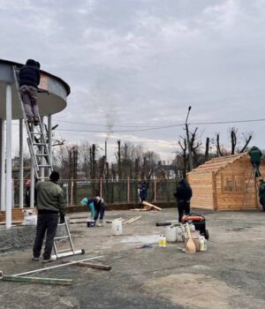 У-нововолинському-міському-парку-облаштовують-«Різдвяне-містечко»