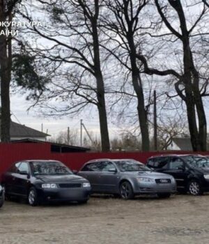 На-Волині-судять-чоловіків,-які-ввозили-авто-під-виглядом-гумдопомоги-для-ЗСУ-і-продавали-їх