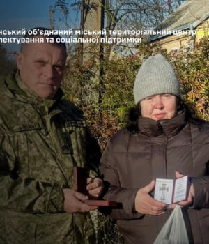 Матері-загиблого-воїна-з-Волині-вручили-пам’ятну-відзнаку