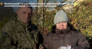 Матері загиблого Героя з Волині вручили посмертну відзнаку сина Матері-загиблого-Героя-з-Волині-вручили-посмертну-відзнаку-сина