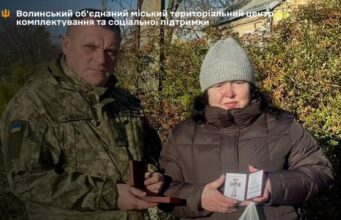 Матері загиблого Героя з Волині вручили посмертну відзнаку сина Матері-загиблого-Героя-з-Волині-вручили-посмертну-відзнаку-сина