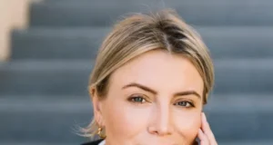 Ведуча УП 100 прийшла на премію у прикрасах підпільної компанії Міндіча, що працювала в рф Ведуча УП 100 прийшла на премію у прикрасах підпільної компанії Міндіча, що працювала в рф