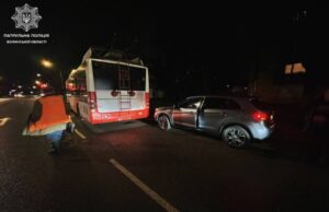 У Луцьку водій тролейбуса в’їхав у припарковане авто У-Луцьку-водій-тролейбуса-в’їхав-у-припарковане-авто