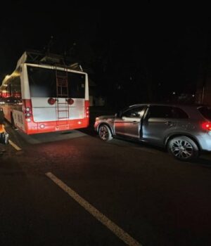 У-Луцьку-водій-тролейбуса-в’їхав-у-припарковане-авто У-Луцьку-водій-тролейбуса-в’їхав-у-припарковане-авто