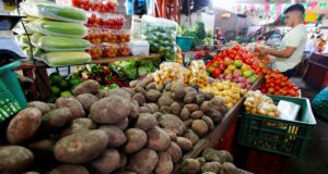 Помідори та капуста злетіли в ціні, а картопля дешевшає: які ціни на ринку зараз Помідори-та-капуста-злетіли-в-ціні,-а-картопля-дешевшає:-які-ціни-на-ринку-зараз