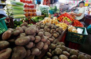 Помідори та капуста злетіли в ціні, а картопля дешевшає: які ціни на ринку зараз Помідори-та-капуста-злетіли-в-ціні,-а-картопля-дешевшає:-які-ціни-на-ринку-зараз