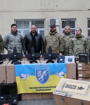 Наземна-станція-управління-fpv-та-квадрокоптери:-військовим-передали-чергову-допомогу-з-Луцька