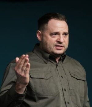 Єрмак-після-звільнення-з-ОП-зібрався-на-фронт,-–-ЗМІ