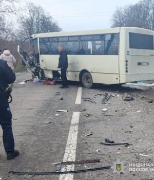 Смертельна-аварія-на Львівщині:-водій-загинув-після-зіткнення-kia-з автобусом Смертельна-аварія-на Львівщині:-водій-загинув-після-зіткнення-kia-з автобусом