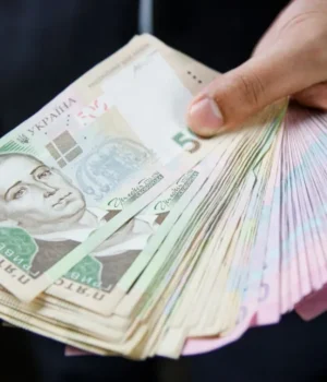 У кого найвищі зарплати серед держслужбовців України: цифри
