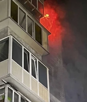 Ракетний-удар-по-Вишгороду:-рятувальники-оприлюднили-кадри-пожежі-в-багатоповерхівці Ракетний-удар-по-Вишгороду:-рятувальники-оприлюднили-кадри-пожежі-в-багатоповерхівці