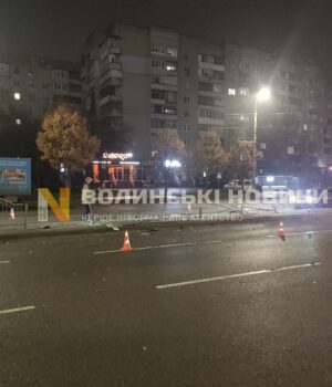 У-Луцьку-біля-«Там-Таму»-водій-автівки-зніс-паркан У-Луцьку-біля-«Там-Таму»-водій-автівки-зніс-паркан