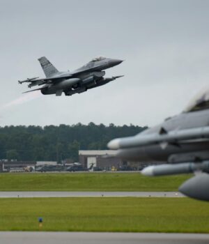 У-США-винищувач-f-16-перехопив-цивільний-літак-поблизу-резиденції-Трампа