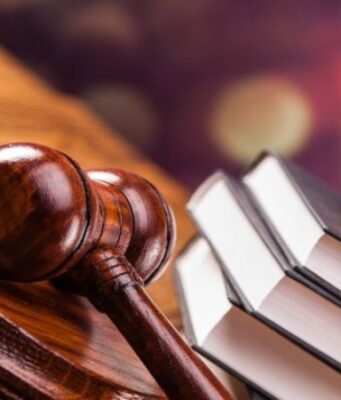 У Луцьку студент знищив шлагбаум біля Волинського обласного театру У-Луцьку-студент-знищив-шлагбаум-біля-Волинського-обласного-театру