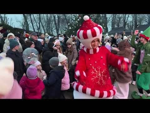 У Нововолинську запрацювало Різдвяне містечко: тепло для дітей, підтримка для Захисників (ВІДЕО)