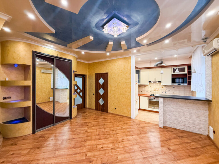 Квартира з ремонтом в центрі міста. 47 м2. Сталінка