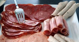 Дієтологи пояснили, як м’ясні делікатеси впливають на тиск Дієтологи-пояснили,-як-м’ясні-делікатеси-впливають-на-тиск