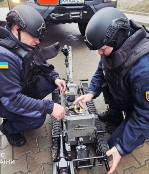 Рятувальники-ДСНС-провели-унікальну-операцію-з-розмінування-у-Вишгороді-(фото) Рятувальники-ДСНС-провели-унікальну-операцію-з-розмінування-у-Вишгороді-(фото)